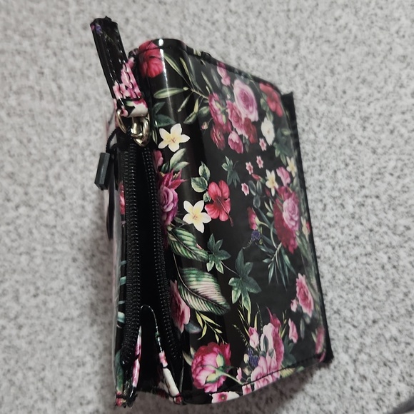 Mundi Women Tri-Fold Wallet - Picture 6 of 8